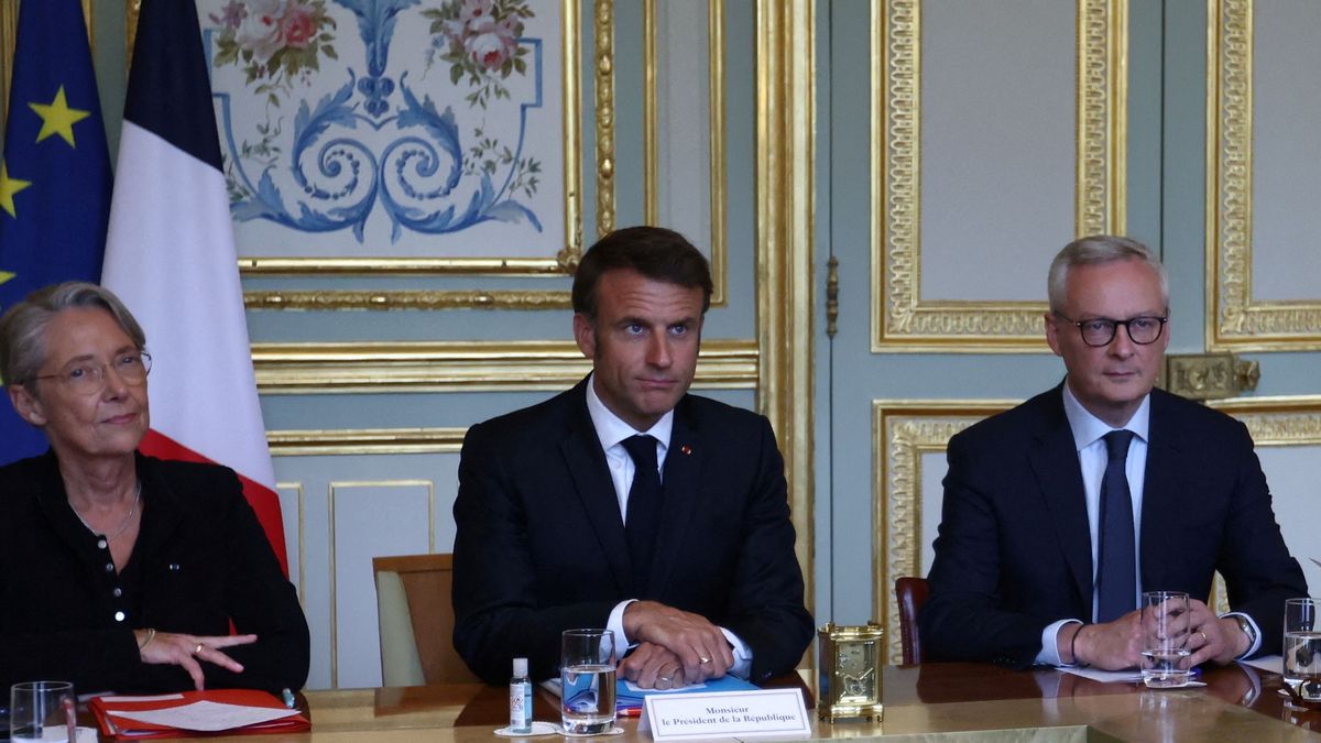 Macron vyzval vládu k obnovení pořádku ve Francii